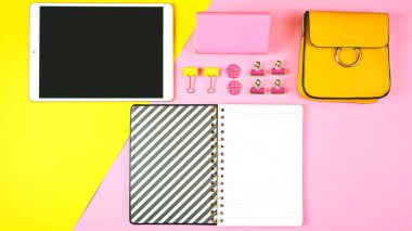 Geri okula pembe ve sarı gençler tema kavramı düz yatıyordu.