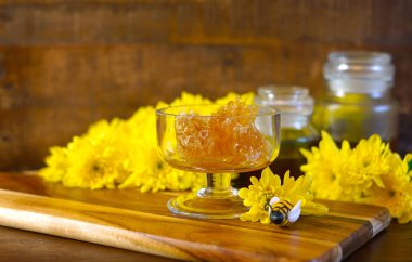 Lavendar ile cam kavanozda sıvı bal ile ham petek.