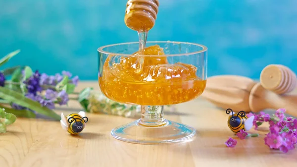 Rohe Wabe mit flüssigem Honig im Glas mit Lavendel. — Stockfoto