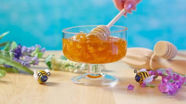 Panal crudo con miel líquida en frasco de vidrio con lavendar . —  Fotos de Stock