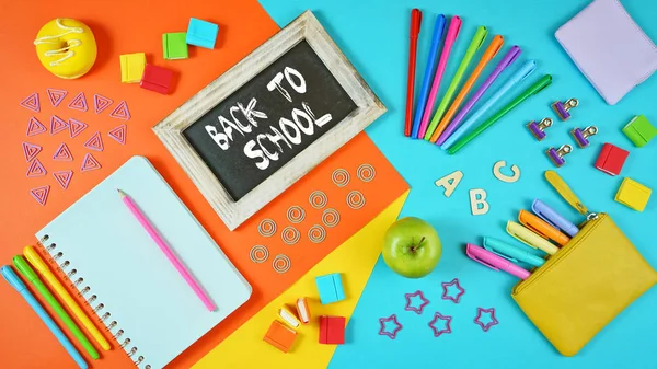 Regreso a la escuela colorido concepto de los niños plana laico —  Fotos de Stock