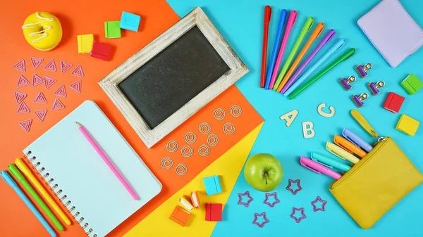 Voltar à escola colorido crianças tema conceito flat lay — Fotografia de Stock