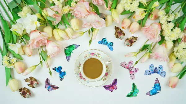 Hello Spring relaxing tea break concept play . — стоковое фото