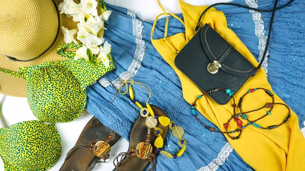 Boho Chic Fashion layout Flat Lay med klänning och tillbehör. — Stockfoto