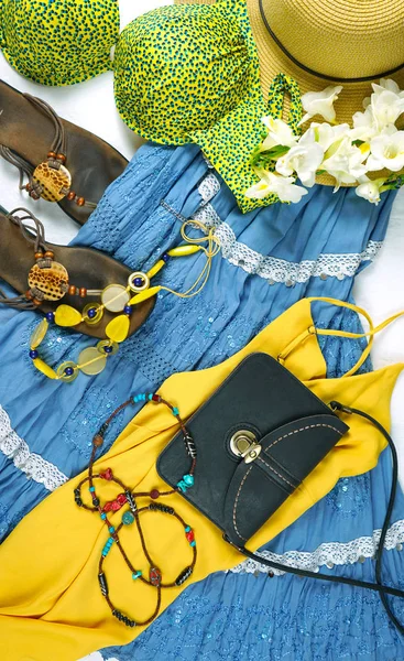 Boho Chic fashion layout flat lag met jurk en accessoires. — Stockfoto