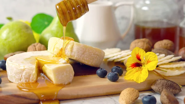 Camembert y queso brie con miel, fruta y frutos secos . —  Fotos de Stock