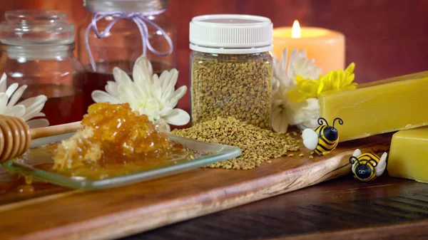 Honig und verwandte Produkte wie Bienenwaben, Bienenwachs und Pollen aus nächster Nähe. — Stockfoto