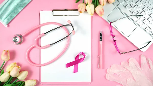 Pink Ribbon bröst cancer medvetenhet månad läkare Desk Concept. — Stockfoto