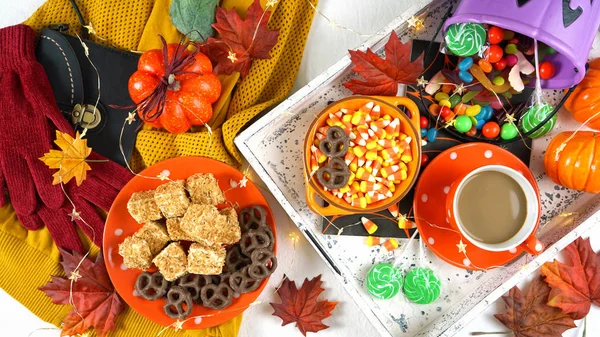 Концепция Хэллоуина с подносом конфет и угощений, плоские накладные расходы . — стоковое фото