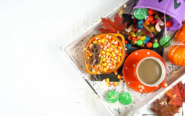 Concepto de Halloween con bandeja de dulces y golosinas, plano yacía sobre la cabeza . — Foto de Stock