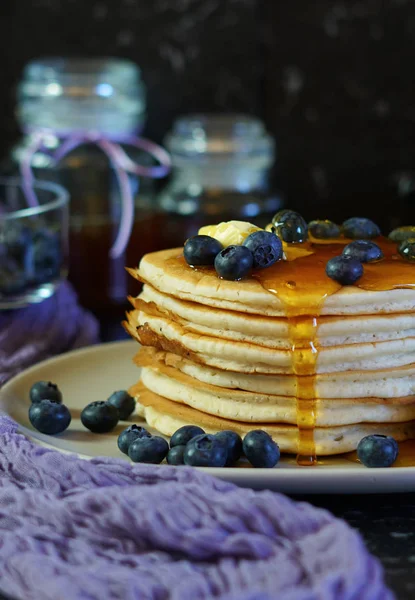 Pancake stack served with blueberries and honey. — Stock Photo, Image