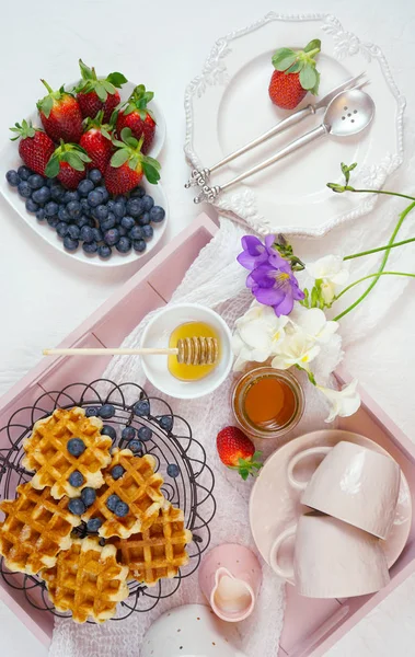 Ontbijt bakje met wafels, honing en fruit. — Stockfoto