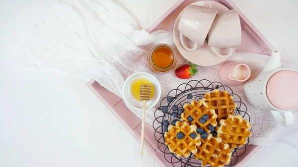 Frukostbricka med våfflor, honung och frukt med kopierings utrymme. — Stockfoto