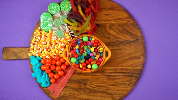 Halloween-Trick oder Süßigkeiten weiden Platte Wurstwaren Bord Stop-Motion. — Stockvideo