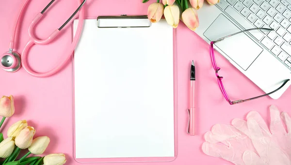Концепция женского здоровья на розовом столе врачей . — стоковое фото