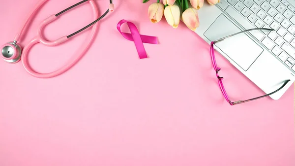 Rosa Schleife Brustkrebs Bewusstsein Monat Ärzte Schreibtischkonzept mit Kopierraum. — Stockfoto