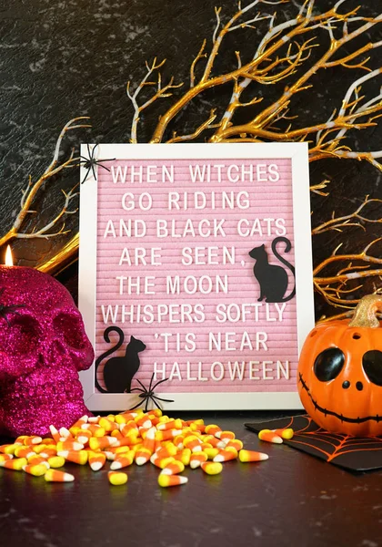 Manta de Halloween mesa central con tablero de letras de poema de Halloween . —  Fotos de Stock