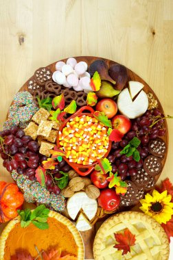 Şükran peyniri ve tatlı otlatma tabağı charcuterie kurulu.