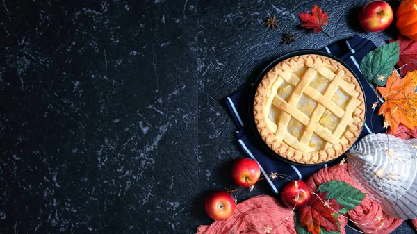 Thanksgiving apple and pumpkin pies on dark marble background. — Stock Photo, Image