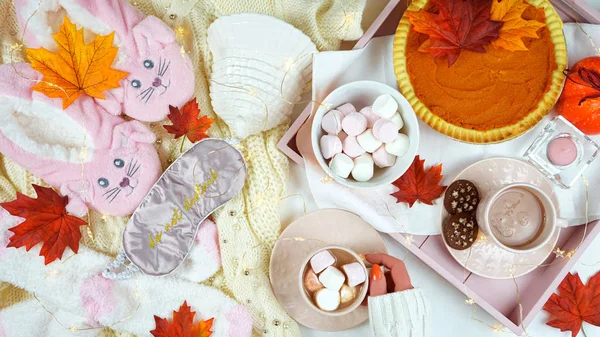 Cozy Thanksgiving flatlay overhead with pumpkin pie and hot chocolate. — Stock Photo, Image