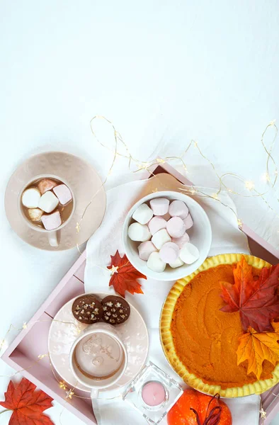Cozy Thanksgiving flatlay frais généraux avec tarte à la citrouille et chocolat chaud . — Photo