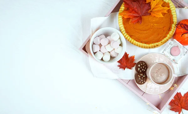 Cozy Thanksgiving flatlay frais généraux avec tarte à la citrouille et chocolat chaud . — Photo