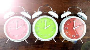 Sonbahar Sonbahar Yaz Saati Saat Dark ahşap arka plan.