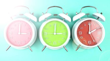 Parlak bahar arka plan üzerinde Bahar Yaz Saati Saati.