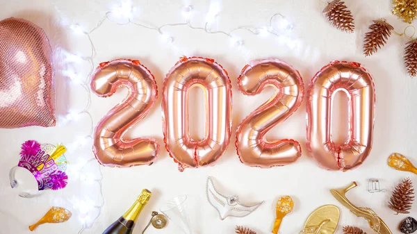 Feliz Año Nuevo 2020 rosa globos metálicos de oro sobre fondo blanco . —  Fotos de Stock