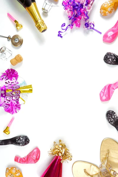 Новый год минимальный фон с шампанским и розовыми и золотыми украшениями . — стоковое фото