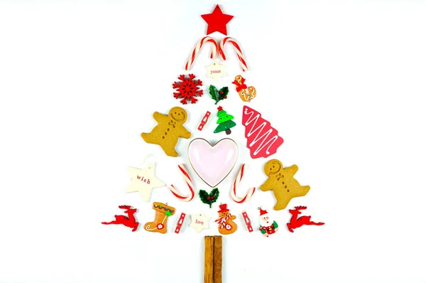 Minimalismo Árbol de Navidad y decoraciones sobre fondo blanco . — Foto de Stock