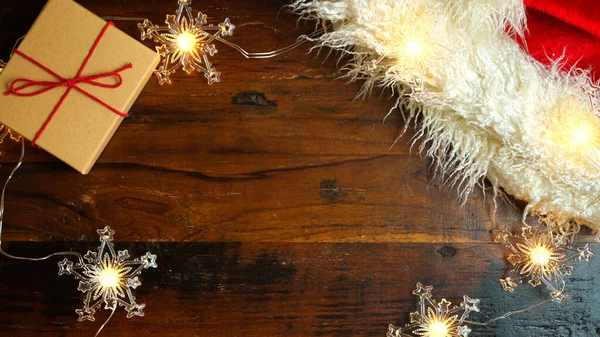 크리스마스 선물을 어두운 나무 탁자에 싸 놓고, 저녁 식사 시간에는 평평 한 바닥에 놓고. — 스톡 사진