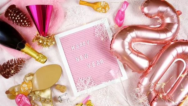 Feliz Año Nuevo estilo hygge flatlay con globos de oro rosa y tablero de letras . —  Fotos de Stock