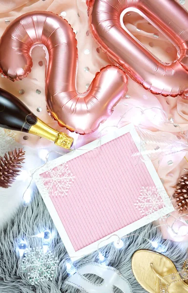 Ευτυχισμένο το νέο έτος στυλ hygge flatlay με ροζ χρυσά μπαλόνια και πίνακα γραμμάτων. — Φωτογραφία Αρχείου