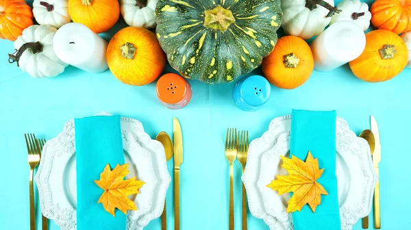 Happy Thanksgiving configuração moderna elegante azul laranja e branco mesa flat lay . — Fotografia de Stock