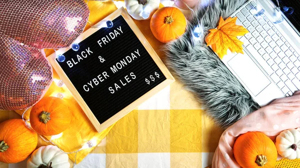 Μαύρη Παρασκευή και Cyber Δευτέρα ψώνια hygge στυλ Ημέρα των Ευχαριστιών έννοια Σαββατοκύριακο. — Φωτογραφία Αρχείου