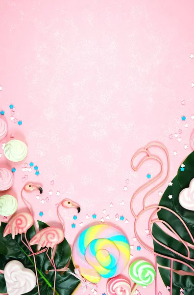 Tema de verano flatlay con flamencos y dulces sobre un fondo de textura rosa . — Foto de Stock