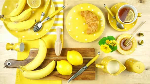 Colorido amarelo roxo tema café da manhã brunch mesa configuração flatlay stop motion . — Vídeo de Stock