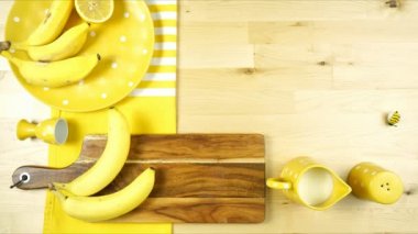 Renkli sarı temalı kahvaltı kahvaltı masası düz konsol hareketi ayarlıyor.