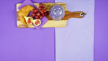 Renkli mor temalı kahvaltı brunch masası düz duruş hareketini ayarlıyor.