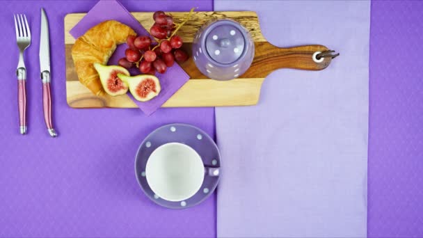 Kolorowe purpurowy motyw śniadanie brunch stół ustawienie flatlay stop ruch. — Wideo stockowe