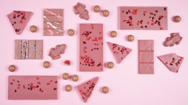 Ruby chocolate selección plana poner sobre fondo rosa stop motion animación . — Vídeo de stock