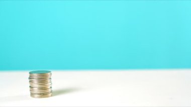 Mali Yıl sonu ve tasarruf konsepti yığma madeni paralar hareket animasyonunu durdurur.