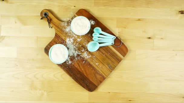 Coconut bakning tema platt låg kreativ layout overhead med kokosprodukter. — Stockvideo