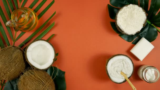Kokosnusskosmetik mit Seifen, Feuchtigkeitscremes und Schönheitsprodukten, Bräunungshintergrund. — Stockvideo