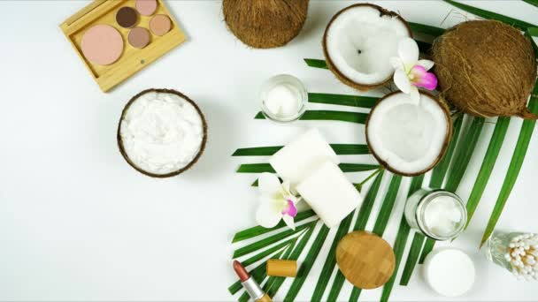 Kokosová kosmetika s mýdly, zvlhčovadly a kosmetickými výrobky. — Stock video