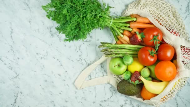Estilo de vida saludable concepto de compras stop motion con frutas y verduras . — Vídeo de stock