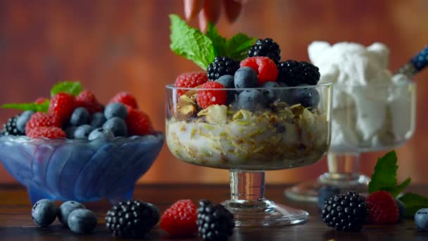 Grão livre paleo granola café da manhã servindo com leite de coco e frutas frescas . — Vídeo de Stock