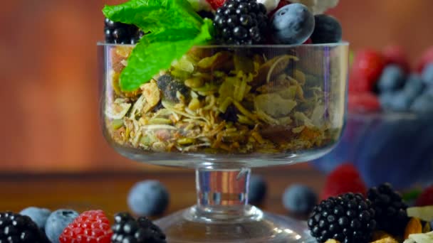 Viljaton paleo granola aamiainen kookosmaidon ja tuoreiden hedelmien kanssa. — kuvapankkivideo