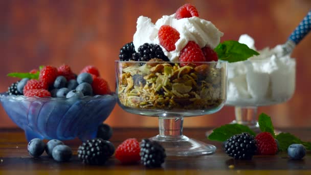 Desayuno de granola paleo gratuito con leche de coco y fruta fresca . — Vídeos de Stock